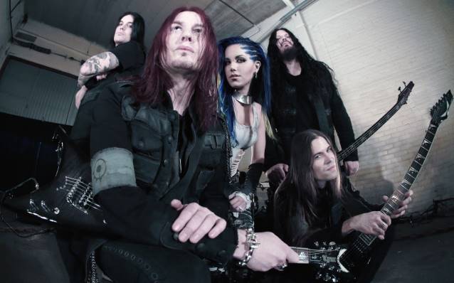 Arch Enemyがメンバー チェンジを発表 ヴォーカルのアンジェラが脱退 ニュー シンガー加入 Amass