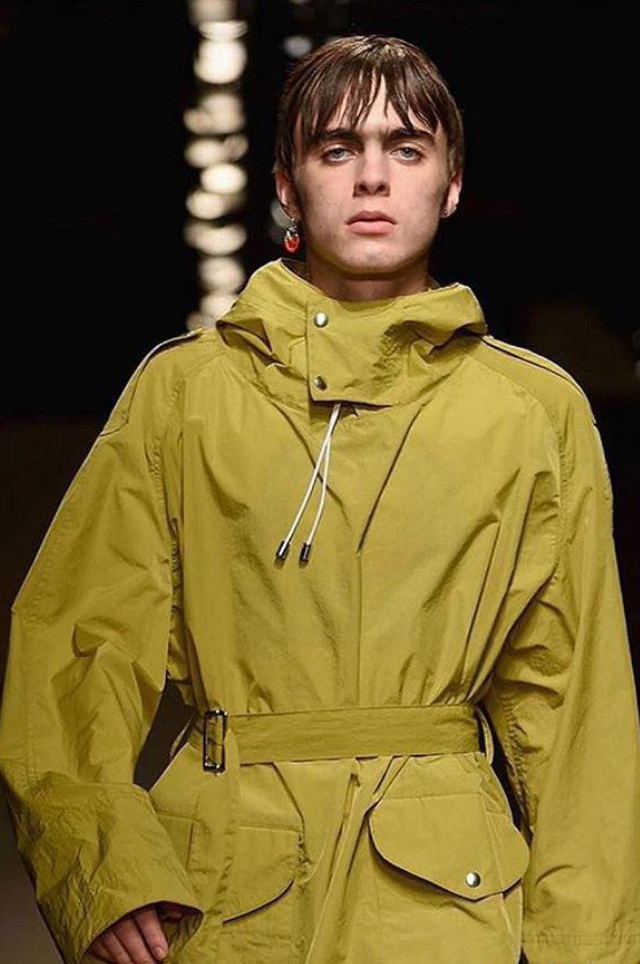 リアム ギャラガーの息子がファッションショーにモデルとして出演 初めてキャットウォークを行う 写真と映像あり Amass