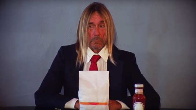 イギー ポップがハンバーガーを食べるだけのミュージックビデオが公開 アンディ ウォーホル作品を再現 Amass