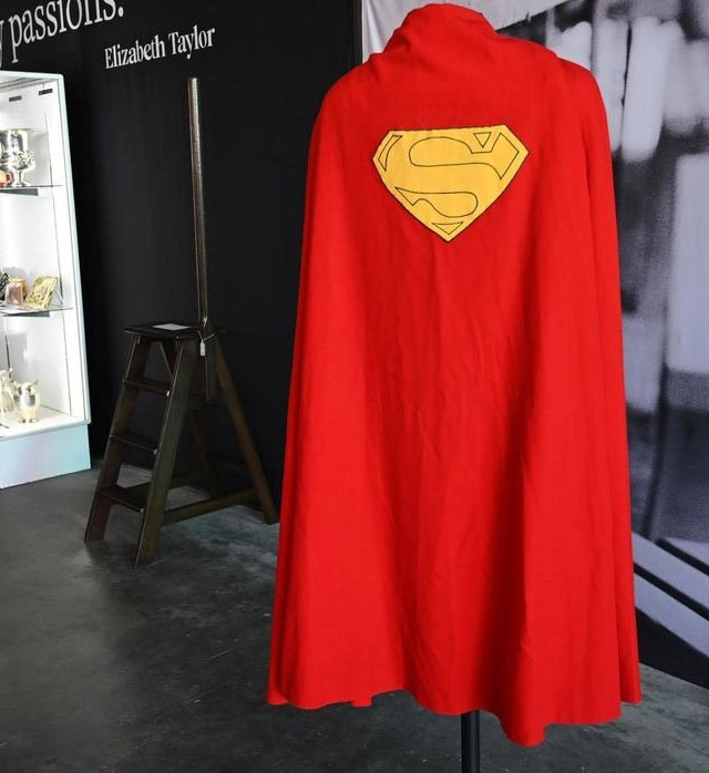 スーパーマンのマント 21万円で落札 Amass