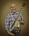 ピーター・フランプトン、30年ぶりに帰ってきたギターで『Frampton Comes Alive！』を演奏