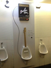 おしっこでギターを奏でる装置「Guitar Pee」、製作過程や実際に音を鳴らしているシーンなどを特色とした映像が公開