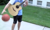 バスケットボールでドリブルをしながらアコースティック・ギターを奏でる男性の映像がYouTubeで話題に
