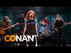 ニーコ・ケース＆キャレキシコが米TV番組『CONAN』に出演しパフォーマンスを披露