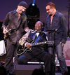 U2が最新ライヴでB.B.キングのトリビュート・パフォーマンスを披露