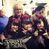 BABYMETALがクイーンのブライアン・メイ、アンスラックスのスコット・イアンとそれぞれ一緒に撮影した写真を公開して話題に