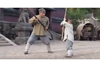 ジャッキー・チェンが少林寺の少年僧侶から武術の“型”を習っている映像が話題に