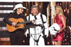 カーク船長のウィリアム・シャトナーがストーム・トルーパーの姿でカントリー音楽の祭典＜CMAs＞にサプライズ出演
