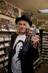 デフ・レパードのジョー・エリオット　来日時にCDショップでお買い物、写真が公開