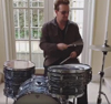 U2のボノ aka レッド・バルーンのジョン・ボノ、ドラム演奏映像を公開