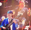 ガンズ・アンド・ローゼズの最新ライヴにAC/DCのアンガス・ヤングがゲスト参加＆AC/DCがアクセル・ローズを迎えたライヴツアー開催を発表