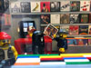 レコードショップをLEGOサイズでミニチュア再現、細部まで作り込まれたLEGOレコードショップが話題に