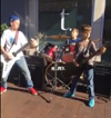 メタリカ楽曲のメドレーをキッズ3人のパワー・ロック・トリオが街中でカヴァー、パフォーマンス映像が話題に