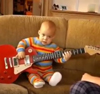 幼児のギター演奏映像が話題に、ギターゲーム『ロックスミス』をプレイ