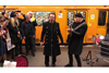 U2のボノとジ・エッジがベルリンの地下鉄の駅のホームでサプライズ・パフォーマンスを披露
