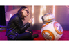 トム・ヨークと『スター・ウォーズ』のドロイドBB-8　ツーショット写真が話題に
