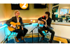 ザ・クークスが英BBC Radio 2の番組でアコースティック・セッションを披露