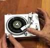 【レコードストアデイ】3インチ・レコード盤と専用ミニチュア・レコードプレーヤー登場