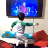 小さな男の子がマイケル・ジャクソン「Thriller」のMVにあわせて踊る映像が話題に