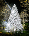 ニューヨークのホテルにはミラーボールでできた大きなクリスマス・ツリーがある　夜になると光のショーも