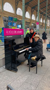パリの駅にあるストリート・ピアノでスパークス楽曲を演奏している2人組　スパークス本人だった