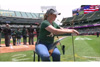メジャーリーグの試合前セレモニーにて音楽家がノコギリでアメリカ国歌を演奏