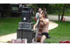 公園でパンツ姿の男がチェロでデスメタルを演奏　拍手喝采でチップをもらう