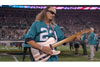 NFLの試合前のセレモニーでアメリカ国歌を速弾きギターで披露したフロリダのギタリストが話題に