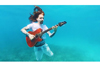 「海の中で息を止めて2分間のインスト曲を弾いてみた」というギター奏者の映像が話題に
