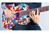 カラフルなLEGOブロックで作られたナイロン弦のアコースティック・ギターが話題に
