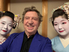 アンディ・サマーズ来日中　京都で舞妓さん2人と写真撮影