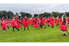ケイト・ブッシュ・ファンが赤い服を着て集まり「嵐が丘」に合わせて踊るトリビュートダンスイベント　2024年も世界各地で開催