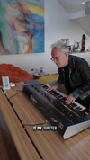 ハワード・ジョーンズ　83年から所有するRoland『Jupiter-8』を紹介する動画公開　「シンセの王様」「永遠に僕のお気に入り」