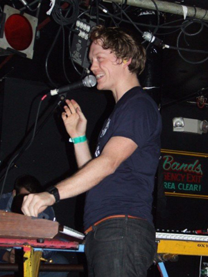 クラップ・ユア・ハンズ・セイ・ヤーからロビー・ガーティン(g、key)が脱退 amass