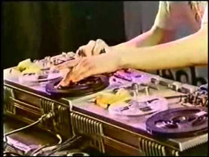 オープンリール式のテープレコーダー2台を用いてDJプレイをする凄腕DJ