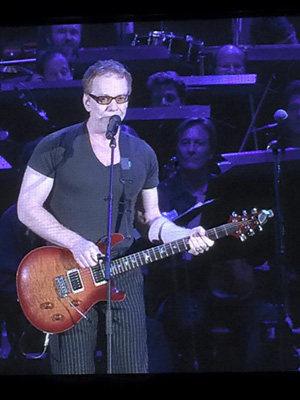 ダニー・エルフマンがオインゴ・ボインゴ時代のナンバー「Dead Man's Party」を20年ぶりにライヴ演奏 amass