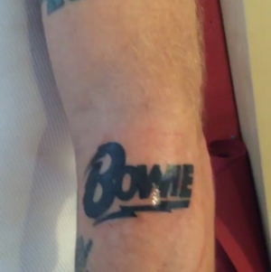 レッチリのフリーがデヴィッド ボウイを追悼 Bowie ロゴのタトゥーを左腕に入れる Amass