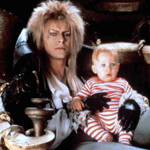 デヴィッド・ボウイ演じる魔王が映画『ラビリンス』で連れ去った赤ん坊は現在 映画業界で操り人形師に、ボウイ追悼映像を公開 - amass