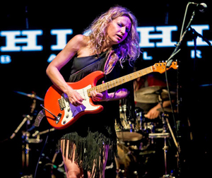 女性ブルース・ギタリストのアナ・ポポヴィッチ ジム