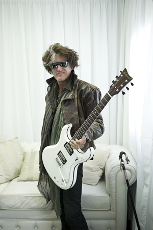 即納新作 Aerosmith エアロスミス Joe Perry 2017 ギターピック sGhSw