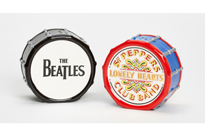 ビートルズ『サージェント・ペパーズ』バスドラムをモチーフにした「塩＆コショウ入れ」がアビー・ロード・スタジオで発売 - amass