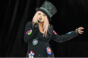 シンディ・ローパーの最新ライヴに10代のストリート・ミュージシャン姉