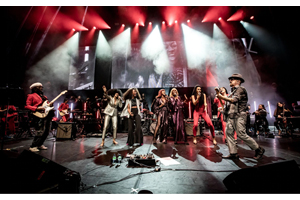 ユーリズミックスのデイヴ・スチュワートの最新ライヴにナイル・ロジャースがゲスト参加 amass