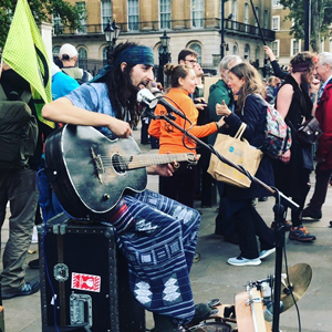 ロンドンの街中で1人でギターとドラムを演奏し自ら歌うロック