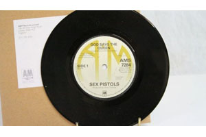 セックス・ピストルズ「God Save The Queen」のレアなシングル 180万円