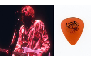 ニルヴァーナのカート・コバーンがステージで使用したギターピックが