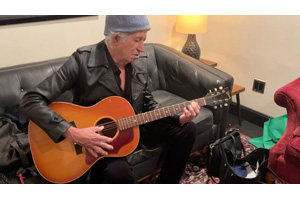 キース・リチャーズ ソロ曲「999」のアコースティック・パフォーマンス