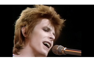 デヴィッド・ボウイが英TV番組で「Starman」を披露して音楽の流れを