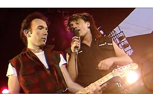 U2 83年6月5日デンバー公演から「Two Hearts Beat As One」のライヴ映像をリマスター化 - amass