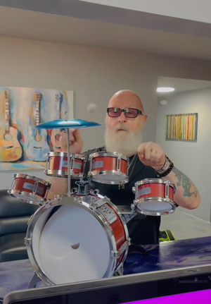 ジューダス・プリーストのロブ・ハルフォードがドラム・ソロを披露、おもちゃのドラムで amass